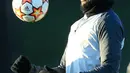 Striker Liverpool Belgia Divock Origi menghadiri sesi latihan di tempat latihan mereka di Liverpool, Senin (7/3/2022). Liverpool akan menyambut Inter Milan pada babak 16 besar Liga Champions di Anfield pada Rabu, 9 Februari 2022 dini hari WIB. (Lindsey Parnaby / AFP)