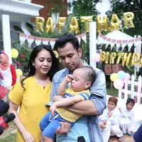 Begitu juga dengan tradisi tiup lilin yang dilakukan oleh keluarganya. Bertepatan hari jadi Rafathar, tengah malam saat sedang tertidur dibangunkan untuk meniup lilin. (Nurwahyunan/Bintang.com)