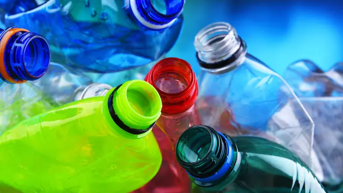 Ilustrasi botol plastik.