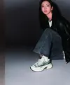 Intip gaya Karina aespa yang bold dan edgy dengan platform shoes (Converse)