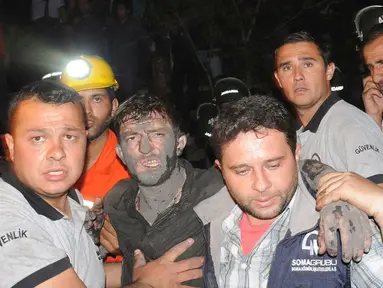 Sebuah ledakan diikuti dengan kebakaran di tambang batu bara di Soma, Turki, (14/5/2014). (REUTERS/Osman Orsal)