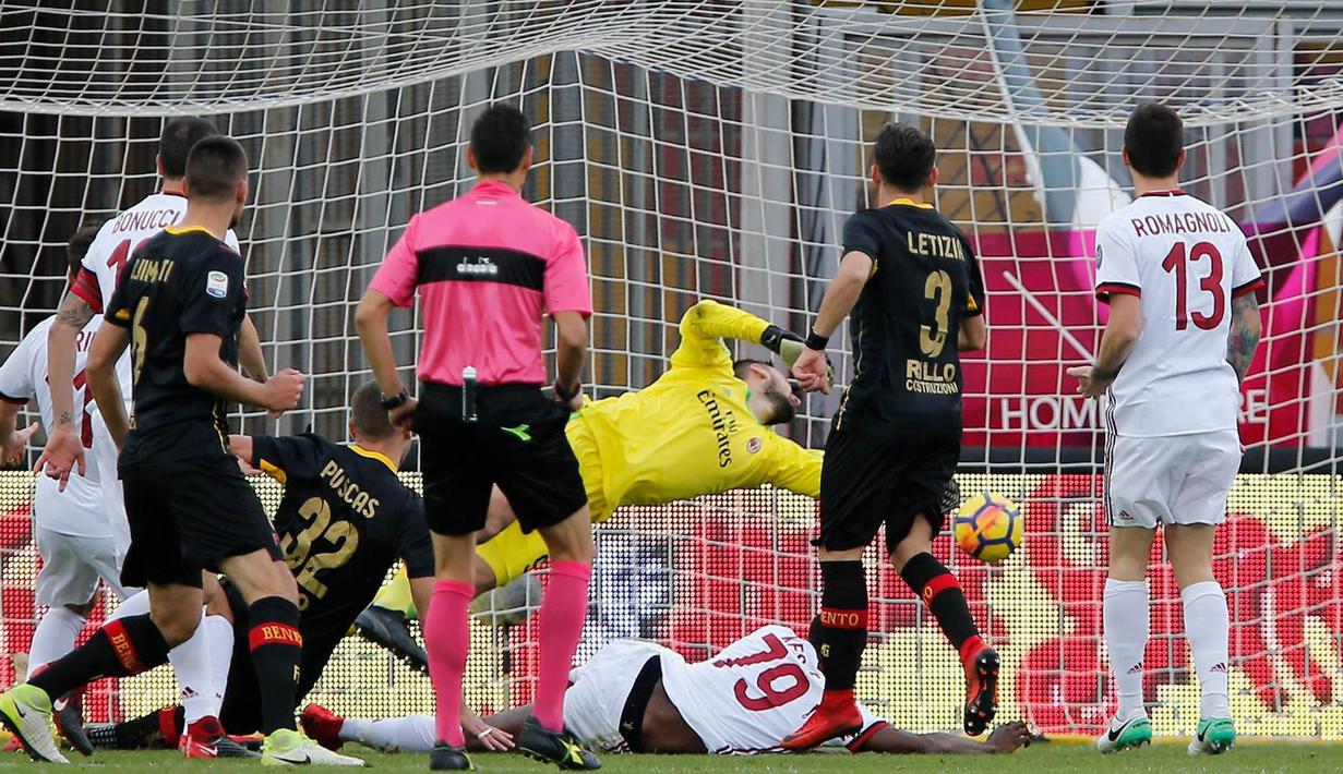 Proses terjadinya gol yang dicetak striker Benevento, George Puscas, ke gawang AC Milan pada laga Serie A Italia di Stadion Ciro Vigorito, Benevento, Minggu (3/12/2017). Kedua klub bermain imbang 2-2. (AP/Mario Taddeo)