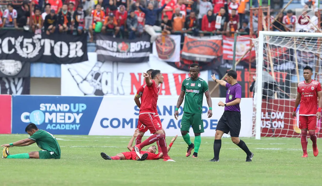 Bek Persija, Jaimerson Da Silva Xavier (kiri berdiri) melakukan protes kepada wasit Yudi Nurcahya saat laga kedua Semifinal Piala Presiden 2018 di Stadion Manahan, Solo, Jawa Tengah, Senin (12/2). Persija unggul 1-0. (Liputan6.com/Helmi Fithriansyah)