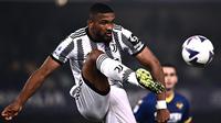 Bek Juventus, Gleison Bremer mengontrol bola saat menghadapi Hellas Verona pada laga Liga Italia 2022/2023 di Bentegodi Stadium, Verona (10/11/2022). Juventus berhasil mendatangkan Gleison Bremer pada awal musim 2022/2023 setelah bersaing dengan Arsenal, Tottenham dan Newcastle United. Dalam kondisi finansial seperti sekarang ini, Juventus bisa saja melepas sang pemain musim depan ke Tottenham atau Arsenal yang masih membutuhkan jasa Gleison Bremer. (AFP/Marco Bertorello)