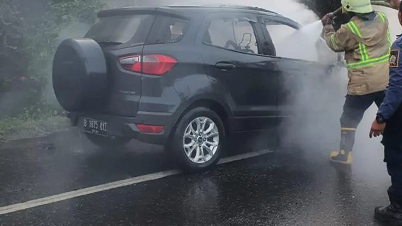 Sebuah minibus dengan merek Ford Titanium nomor polisi B 1875 KYZ terbakar di Km 72.400 A ruas Tol Tangerang - Merak. Kejadian itu terjadi pada Sabtu (22/1/2022) sekira pukul 18.10 Wib.