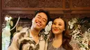 Tak ketinggalan, Vidi Aldiano tampil kasual dan stylish dengan kemeja bermotif dominan putih serta celana panjang warna krem. [@mrsayudewi/@alyssadaguise/@mahalini/@vidialdiano].