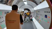 Gerbang masuk menuju pameran seni berteknologi Wonderlab: Technology + Multisensory. (dok. Liputan6.com/Dinny Mutiah)
