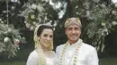 Raisa dan Hamish Daud tersenyum saat berpose usai melangsungkan akad nikah. (Facebook/Bridestory Indonesia)