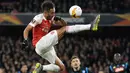 Striker Arsenal, Pierre-Emerick Aubameyang menendang bola pada leg pertama perempat final Liga Eropa saat menghadapi Napoli di Stadion Emirates, Kamis (11/4). Arsenal mendekatkan diri ke semifinal setelah berhasil mengalahkan Napoli 2-0. (AP/Kirsty Wiggle