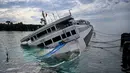 KMP Dharma Rucitra III kandas di Pelabuhan Padang Bai, Karangasem, Bali, Sabtu (13/6/2020). Ada 60 penumpang yang berhasil dievakuasi. (SONNY TUMBELAKA/AFP)
