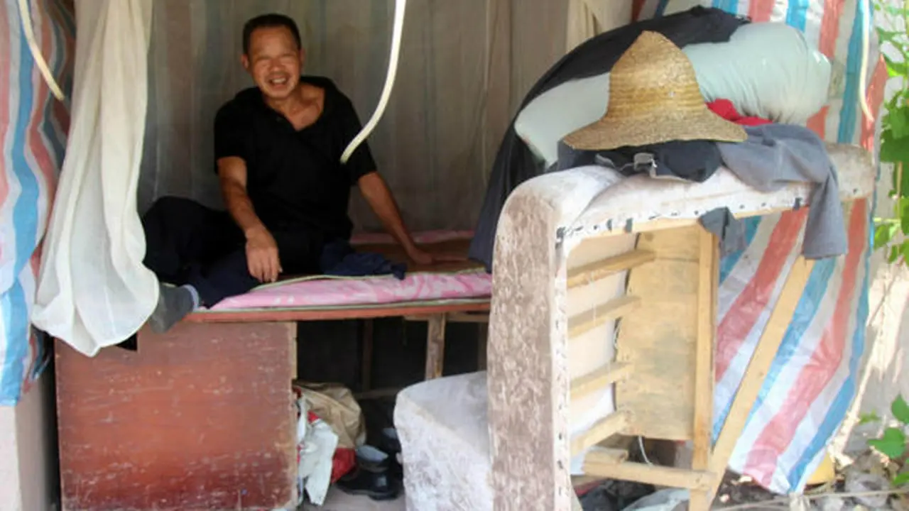 Demi Beli Kalung Emas Istri, Pria Rela Tinggal di Kolong Jembatan