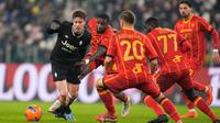 Pemain Juventus, Kenan Yildiz (kiri), dikepung pemain-pemain Lecce pada laga Serie A/Liga Italia antara Juventus vs Lecce di Turin, Italia, Sabtu, 3 Januari 2026. (Fabio Ferrari/LaPresse via AP)