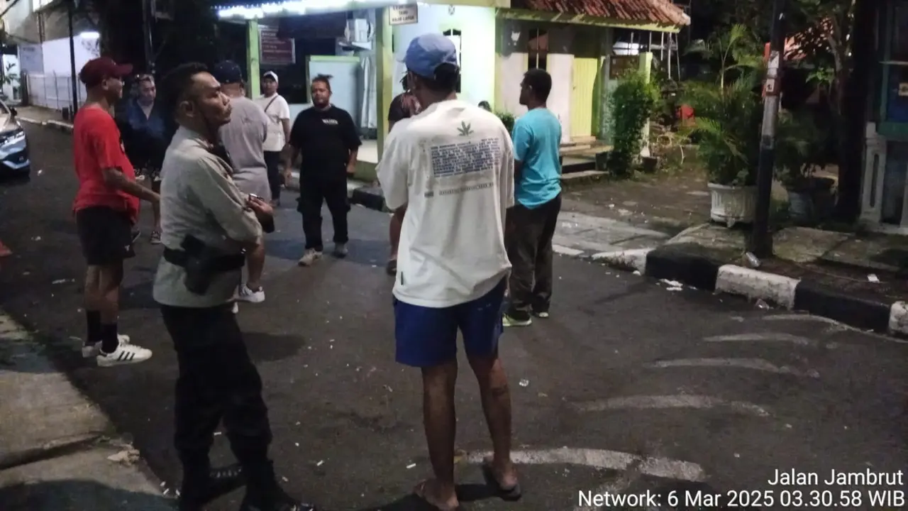 Sekelompok remaja asyik pesta minuman keras (miras) saat bulan ramadan.