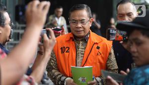 Dalam OTT tersebut, KPK menyita uang tunai sekitar Rp2,6 miliar yang diduga hasil pemerasan, yang ditemukan disimpan dalam karung dan kantong plastik. Tampak dalam foto, Bupati Pati nonaktif, Sudewo, berjalan menuju mobil tahanan usai menjalani pemeriksaan di Gedung Merah Putih Komisi Pemberantasan Korupsi (KPK), Jakarta, Kamis (12/2/2026). (Liputan6.com/Helmi Fithriansyah)