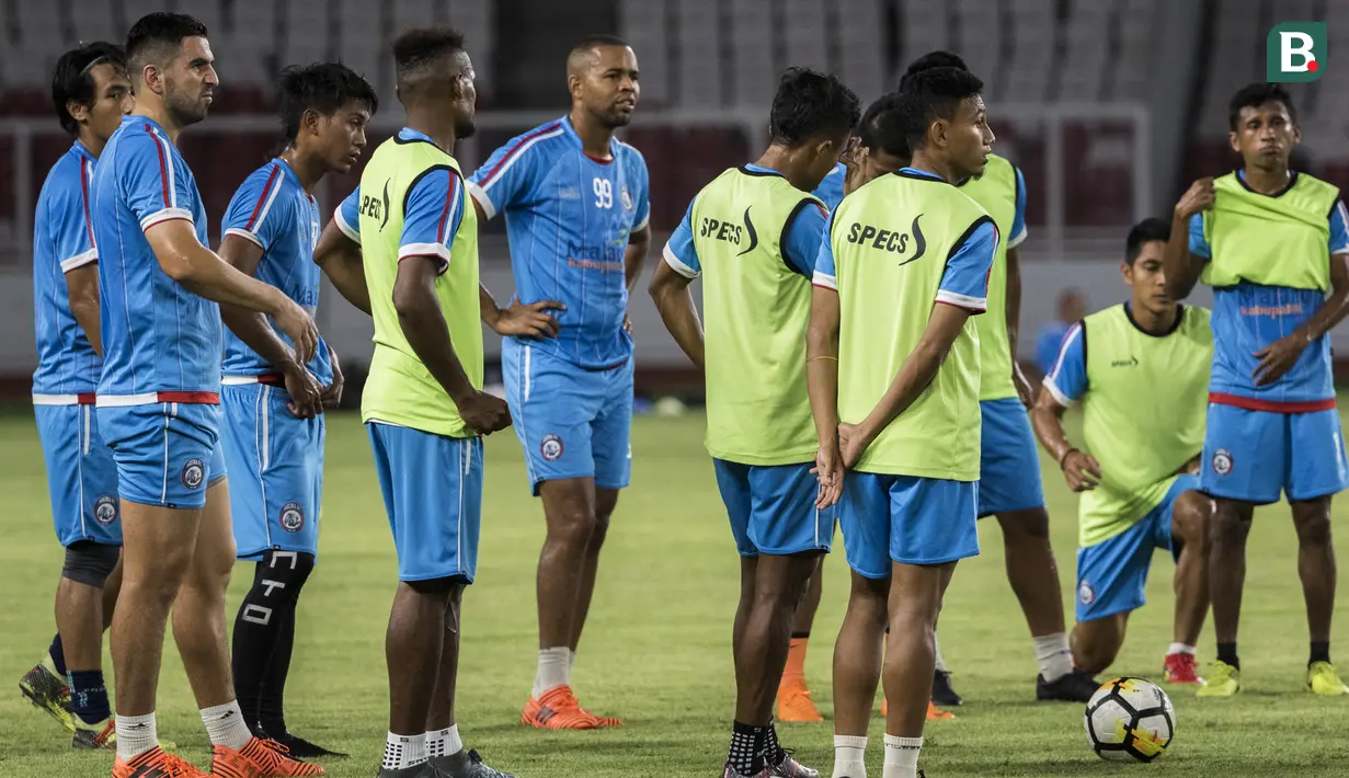Para pemain Arema FC mendengarkan instruksi saat latihan di SUGBK, Jakarta, Jumat (30/3/2018). Latihan ini persiapan jelang laga Liga 1 melawan Persija Jakarta. (Bola.com/Vitalis Yogi Trisna)
