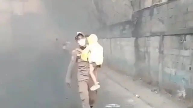 Petugas gabungan mengevakuasi warga terdampak kebakaran di TPA Rawa Kucing, Kota Tangerang.