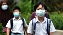 Para murid berjalan menuju ke sekolah di Tsuen Wan, Hong Kong, China selatan, pada 29 September 2020. Penyebaran COVID-19 di Hong Kong telah menurun signifikan berkat respons antiepidemi yang cepat dan dukungan kuat dari otoritas pusat. (Xinhua/Lo Ping Fai)