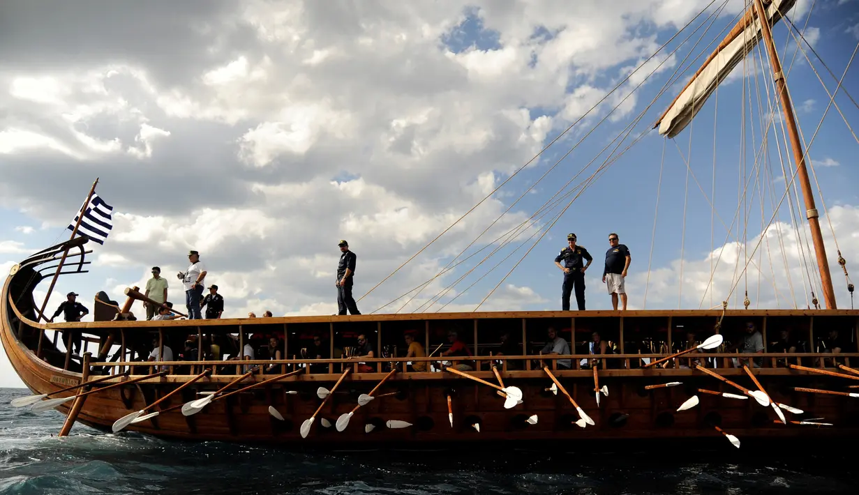 Penumpang berada di kapal Olympias saat mengarungi perairan Faliro di Athena, Yunani, Minggu (28/8). Kapal perang ini kini dialihfungsikan menjadi objek wisata menarik di Yunani. (REUTERS/Michalis Karagiannis)