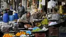 Pegangan menata buah dagangannya saat berjualan di sebuah pasar di Ibu Kota Damaskus, Suriah, Minggu (19/5/2019). Perang sipil yang berlangsung selama delapan tahun terakhir membuat warga Suriah harus berhemat saat Ramadan. (Louai Beshara/AFP)