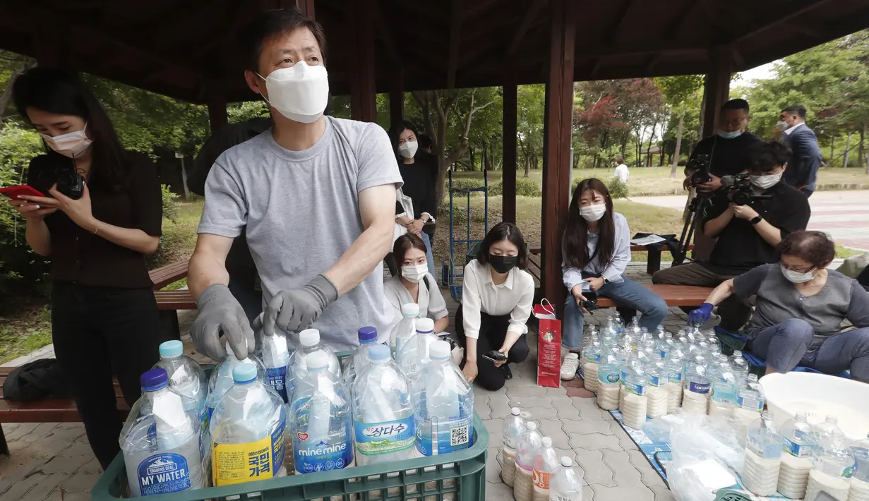 Pembelot Korea Utara Park Jung-oh mengatur botol-botol plastik berisi beras dan masker untuk dikirim ke Korea Utara menggunakan balon, Seoul, Korea Selatan, Kamis (18/6/2020). Otoritas Korea Selatan berusaha menghentikan upaya para pembelot Korea Utara ini. (AP Photo/Ahn Young-joon)