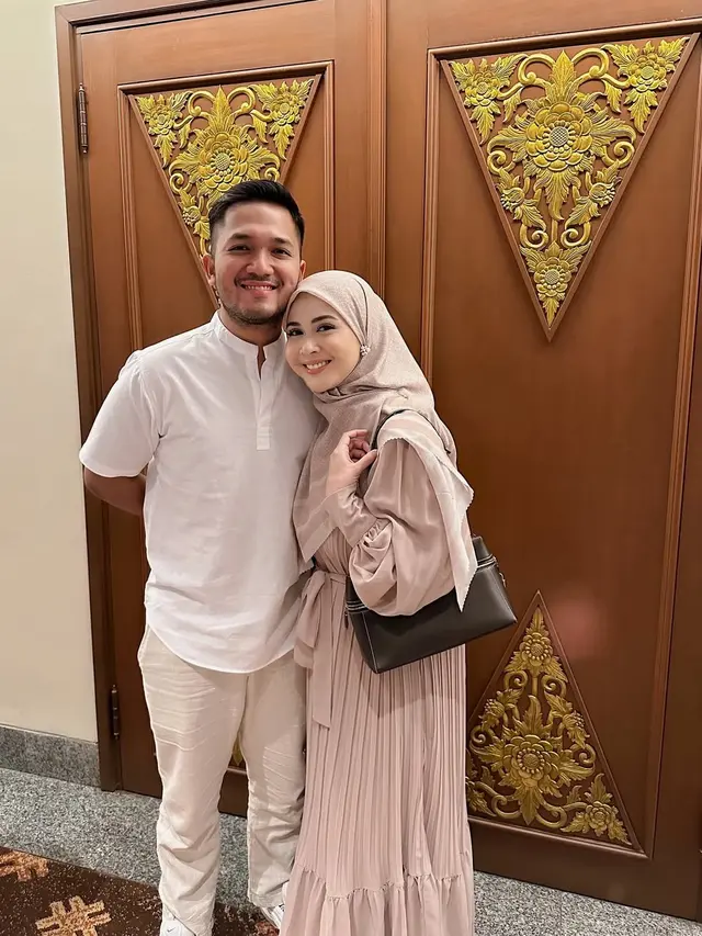 7 Model Gamis dan Setelan Hijab ala Kesha Ratuliu, Gaya Menawan untuk Ibu Muda