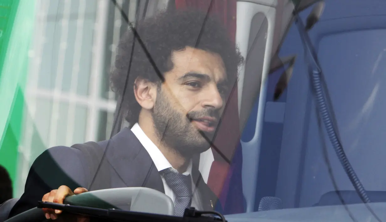 Bintang Mesir, Mohamed Salah, menaiki mobil saat tiba di Bandara Grozny, Chechnya, Minggu (10/6/2018). Pada Piala Dunia 2018, Mesir tergabung di Grup A bersama Rusia, Uruguay dan Arab Saudi. (AP/Musa Sadulayev)