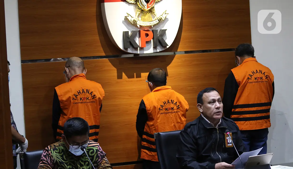 Ketua KPK Firli Bahuri menyampaikan keterangan pers terkait Operasi Tangkap Tangan (OTT) Gubernur Sulawesi Selatan di Jakarta, Minggu (28/2/2021) dinihari. KPK menetapkan tiga tersangka dalam kasus dugaan penerimaan suap terkait proyek infrastruktur di Sulawesi Selatan (Liputan6.com/Herman Zakharia)