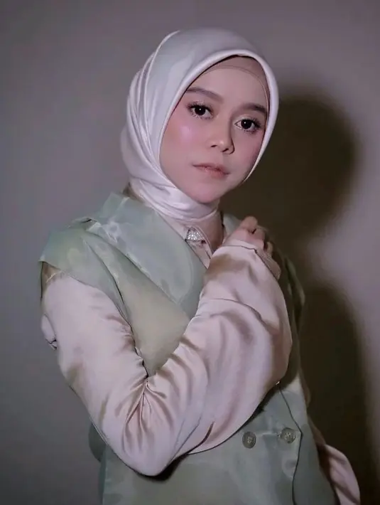 <p>Lesti Kejora mengenakan Surin (Instagram/surin.id)</p>