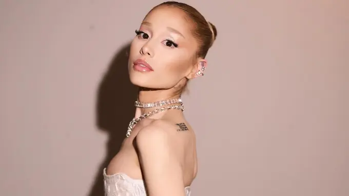 ariana grande dalam wsj awards