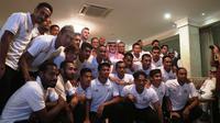 Skuat Persija Jakarta berfoto bersama Duta Besar Kerajaan Arab Saudi, Osama bin Mohammed Abdullah Al Shuaibi di Menteng, Jakarta, Jumat (23/2/2018). (Bola.com/Wiwig Prayugi)