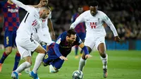 Gelandang Barcelona, Lionel Messi, dijatuhkan gelandang Granada, Maxime Gonalons, pada laga La Liga di Stadion Camp Nou, Barcelona, Minggu (19/1). Barcelona menang 1-0 atas Granada. (AFP/Lluis Gene)