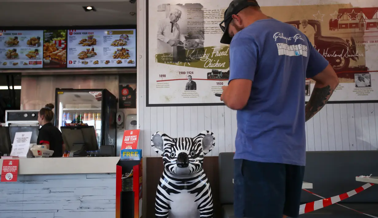 Patung koala terlihat di sebuah restoran di Port Macquarie, New South Wales, Australia (9/10/2020). Sebuah acara bertajuk Hello Koalas Sculpture Trail 77 patung koala di berbagai lokasi dalam radius 10 km, digelar di kota pesisir tersebut untuk menarik wisatawan. (Xinhua/Bai Xuefei)