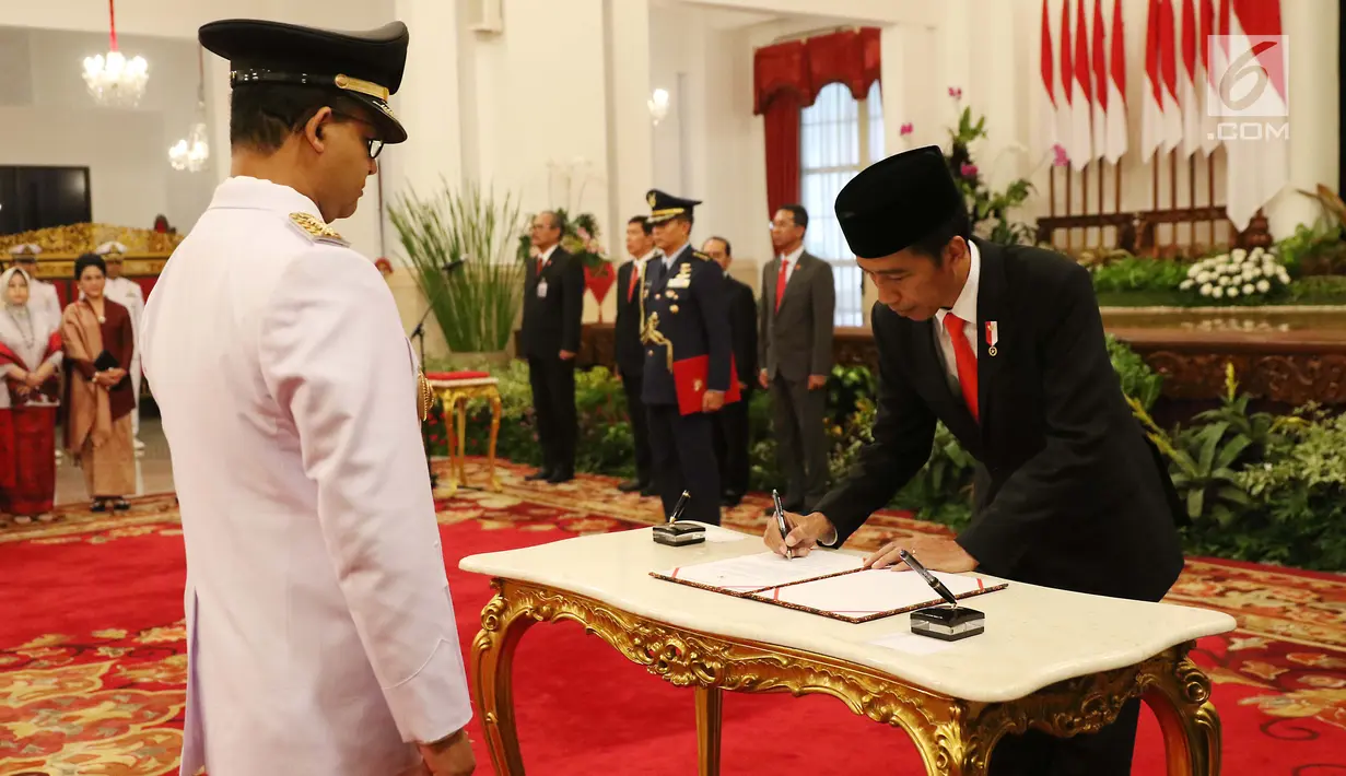 Presiden Joko Widodo menandatangangi berita acara saat pelantikan Anies Baswedan sebagai Gubernur DKI Jakarta periode 2017-2022 di Istana Negara, Jakarta, Senin (16/10). (Liputan6.com/Angga Yuniar)