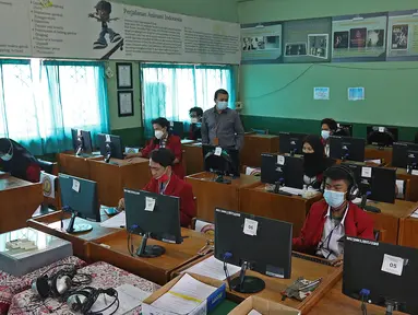 Sejumlah siswa SMKN 31 melaksanakan Uji Sertifikasi Kompetensi (USK) bagi para siswa kelas XII di SMK PB Soedirman, Jakarta, Selasa (6/4/2021). Ujian ini menjadi salah satu faktor penilaian kelulusan bagi siswa/siswi SMK. (Liputan6.com/Herman Zakharia)