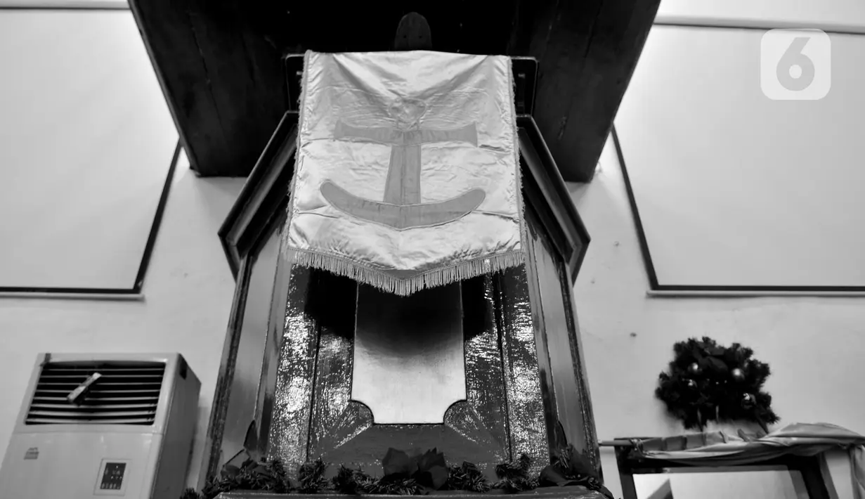 Mimbar tua di Gereja Tugu, Semper, Jakarta, Selasa (24/12/2019). Gereja Tugu diberikan dengan syarat keluarga keturunan Portugis saat itu harus berpindah agama dari Katolik menjadi Protestan. (merdeka.com/Iqbal Nugroho)