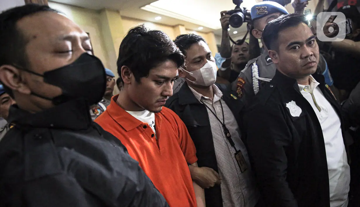 Artis Rizky Billar dihadirkan saat rilis kasus kekerasan dalam rumah tangga (KDRT) terhadap istrinya Lesti Kejora di Mapolres Jakarta, Kamis (13/10/2022). (Liputan6.com/Faizal Fanani)