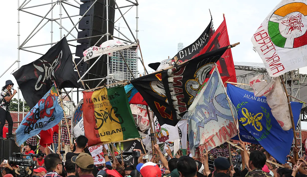 Kesuksesan Konser Gue 2 yang dipersembahkan untuk warga DKI Jakarta dalam perayaan demorasi di Indonesia berhasil menyedot masyarakat untuk hadir. Penampilan Slank saat itu cukup disayangkan karena ketidak hadiran Abdee Negara.(Bambang E. Ros/Bintang.com)