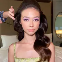 Bergaya ala boneka, Yuki Kato tampak eksplorasi dengan makeup dan gaya rambutnya. [Foto: Instagram: Yuki Kato]