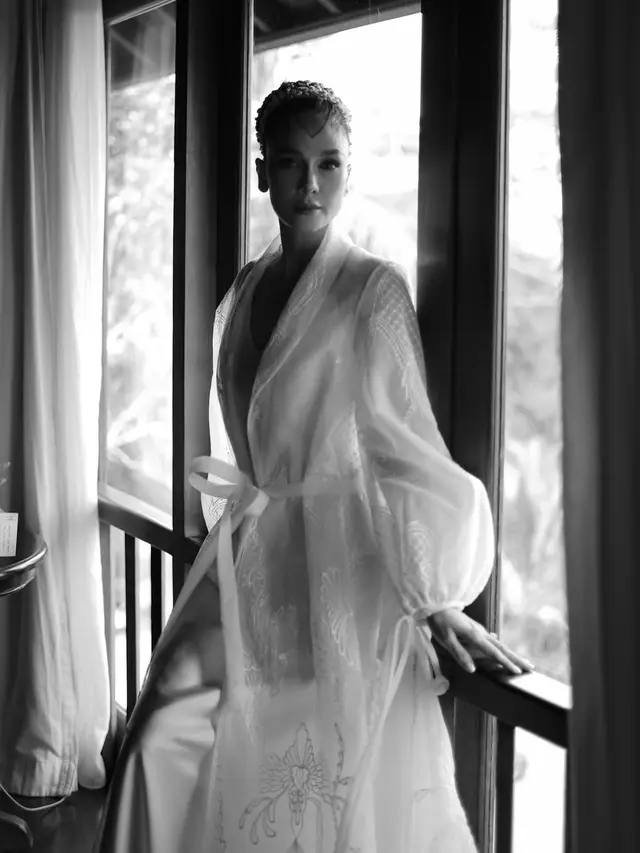 Model Bridal Robe Luna Maya/Instagram @hiantjen