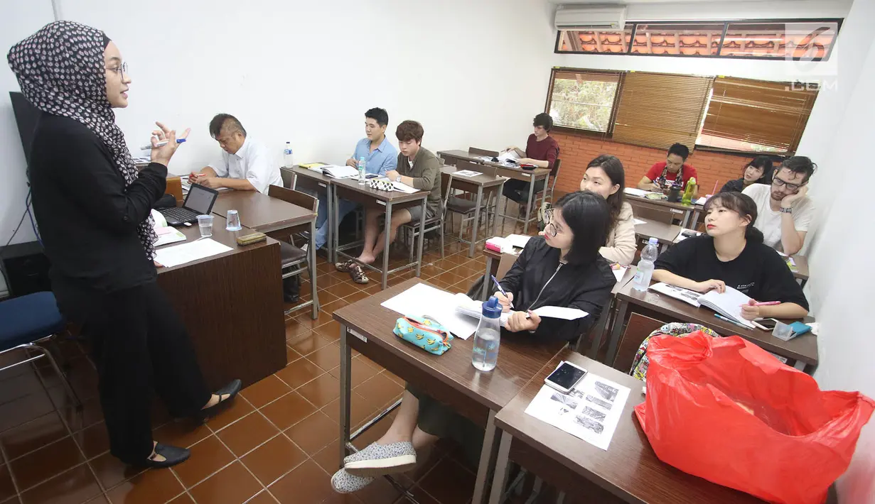 Seorang dosen memberikan materi kepada mahasiswa asing di kampus Universitas Indonesia, Depok, Jawa Barat, Rabu (11/10). (Liputan6.com/Immanuel Antonius)