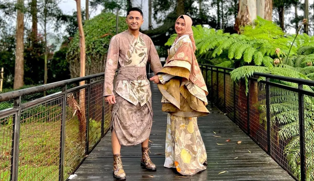 Meski sibuk dengan tugas sebagai Plt. Bupati Bandung Barat, namun Hengky Kurniawan juga masih sering mengunggah momen mesra bersama sang istri di berbagai kesempatan. Tak jarang pula dirinya turut mengunggah momen kompak dan mesra dengan Sonya Fatmala dalam akun Instagram pribadinya. (Liputan6.com/IG/@hengkykurniawan)