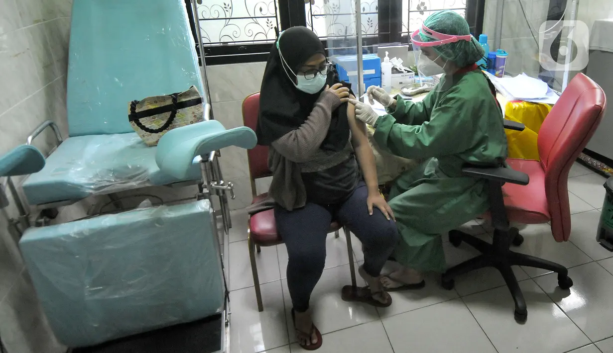 Petugas kesehatan menyuntikkan vaksin covid-19 Sinovac kepada ibu hamil di Puskesmas Jagakarsa II, Jakarta Selatan, Kamis (19/08/2021). Sudah dari pekan lalu sejumlah Puskesmas di DKI membuka vaksinasi covid-19 bagi ibu hamil. (merdeka.com/Arie Basuki)
