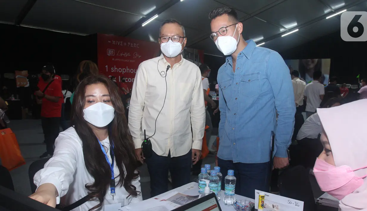 CEO PT Lippo Karawaci Tbk John Riady (kanan) COO Rudy Halim (kiri) meninjau aktivitas pemilihan unit di Lippo Karawaci Barat, Tangerang, Sabtu (30/10/2021). Riset pasar menunjukan market demand terbesar didominasi pembeli usia 25 - 45 atau generasi milenial dan generasi Z. (Liputan6.com/HO/Firdi)