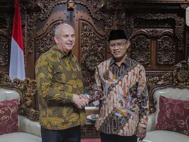 Ketua Umum PP Muhammadiyah Haedar Nashir (kanan) menerima Duta Besar AS untuk Indonesia Joseph R Donovan Jr saat pertemuan di Jakarta, Selasa (15/10/2019). Pertemuan tersebut dalam rangka silaturahmi kepada organisasi massa Islam di Jakarta. (Liputan6.com/Faizal Fanani)