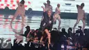 Agnez Mo mengajak penonton untuk bernyanyi saat tampil di panggung HUT 26 SCTV, Jakarta, Rabu (24/8). SCTV menampilkan artis-artis papan atas saat Malam Puncak di Senayan. (Liputan6.com/Herman Zakharia)