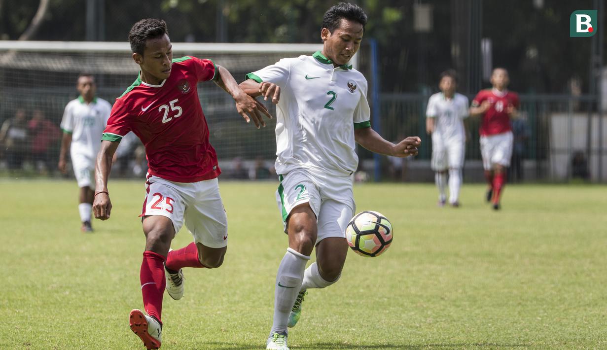 Gelandang Timnas Indonesia U-23, Osvaldo Haay, berebut dengan bek Timnas Indonesia U-19, Kadek Raditya, saat uji coba di Lapangan ABC Senayan, Jakarta, Sabtu (24/2/2018). Timnas U-23 menang 5-0 atas Timnas U-19. (Bola.com/Vitalis Yogi Trisna)