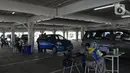Suasana saat vaksinasi COVID-19 kepada lansia secara drive thru di RSUI, Depok, Jawa Barat, Kamis (25/3/2021). XL Axiata bekerja sama dengan RSUI yang didukung Kemenkes dan Pemkot Depok menggelar program Sentra Vaksinasi Indonesia Bangkit untuk lansia. (Liputan6.com/Herman Zakharia)