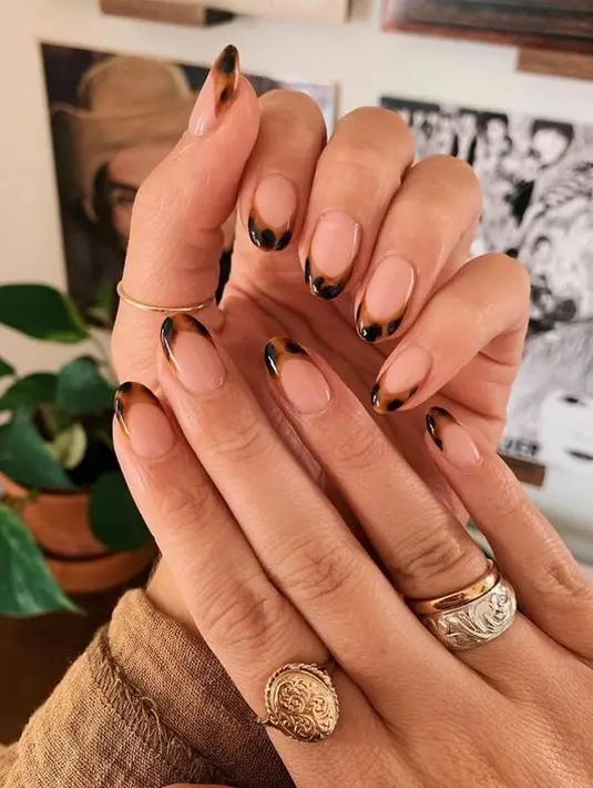 Animal print pada ujung kuku menambah keunikan tersendiri pada tampilan. (Foto: Pinterest)