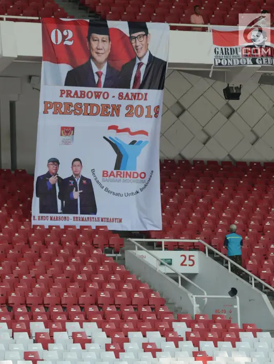 Spanduk berlogo wajah pasangan capres-cawapres nomor urut 02 Prabowo Subianto-Sandiaga Uno terpasang di tribun Stadion Utama Gelora Bung Karno (SUGBK), Jakarta, Sabtu (6/4). Prabowo dan Sandiaga akan melakukan kampanye akbar di stadion GBK pada Minggu 7 April 2019. (merdeka.com/Imam Buhori)