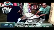 Berawal dari hobi dan ketelatenan, ibu rumah tangga hasil Sidoarjo, Jawa Timur ini hasilkan pululuhan karya jenis handycraft.